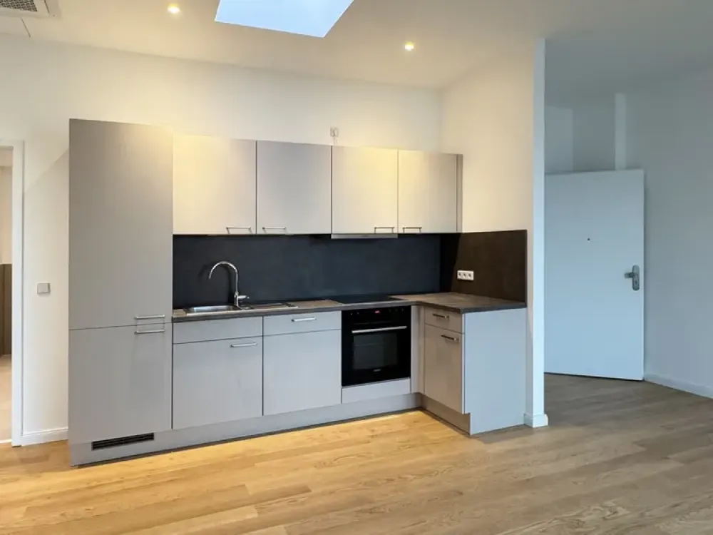 Tolle Wohnung mit Einbauküche, Fußbodenheizung und Klimaanlage