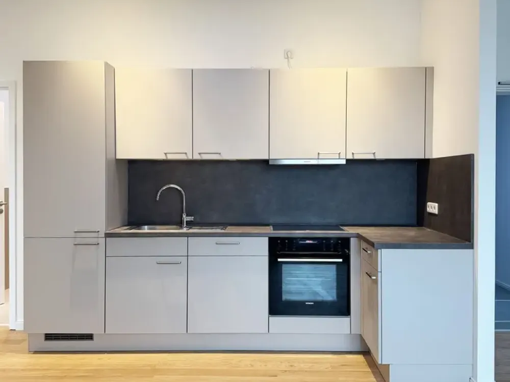 Tolle Wohnung mit Einbauküche, Fußbodenheizung und Klimaanlage