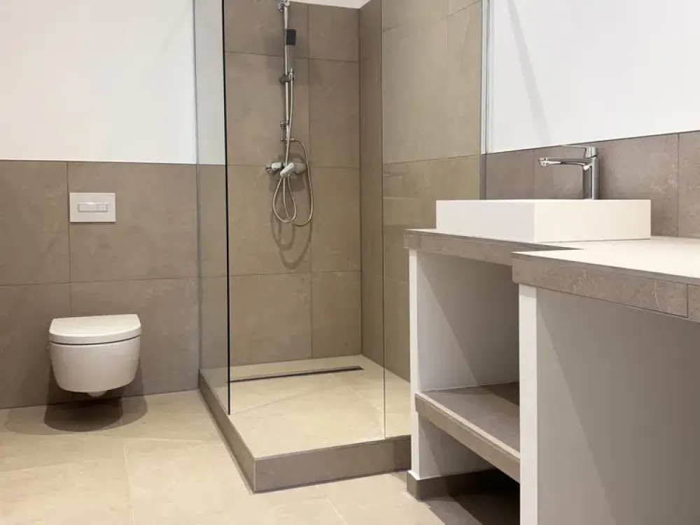 Tolle Wohnung mit Einbauküche, Fußbodenheizung und Klimaanlage