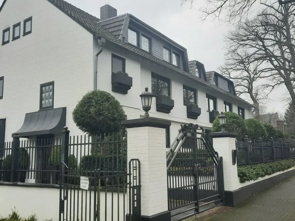 Exclusive Light-Flooded 3-Room Suburban Apartment in Thielenbruch