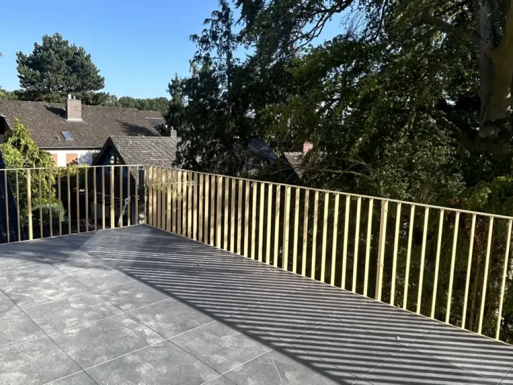 Exclusive 4-Room Penthouse with Roof Terrace at Misburger Forest