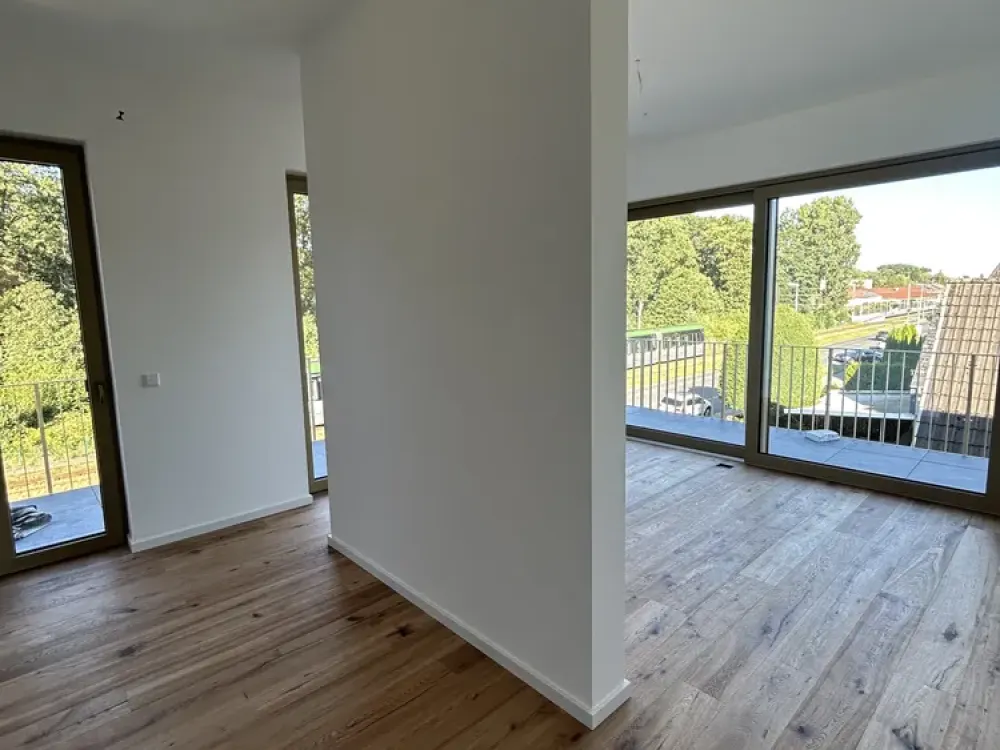 Exclusive 4-Room Penthouse with Roof Terrace at Misburger Forest