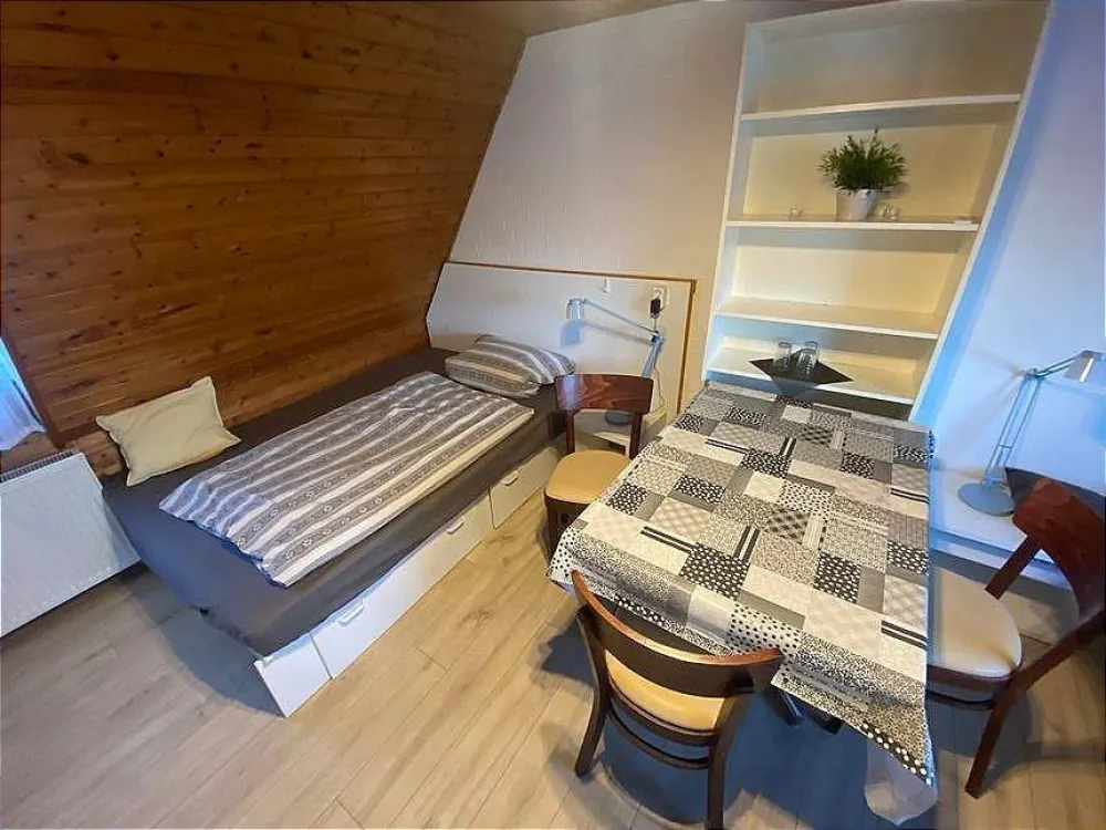 2- Zimmer- Wohnung/ sep. Eingang/ kl. Vorgarten/ Solarenergie/ möbliert o. teilmöbliert/ ab 01.08.2026 bis max. 4 Jahre !