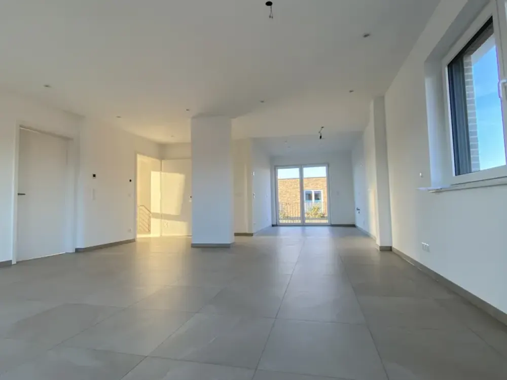 Großzügige 2,5 Zimmer-Wohnung mit gehobener Ausstattung incl. Dachterrasse, Balkon, Garage