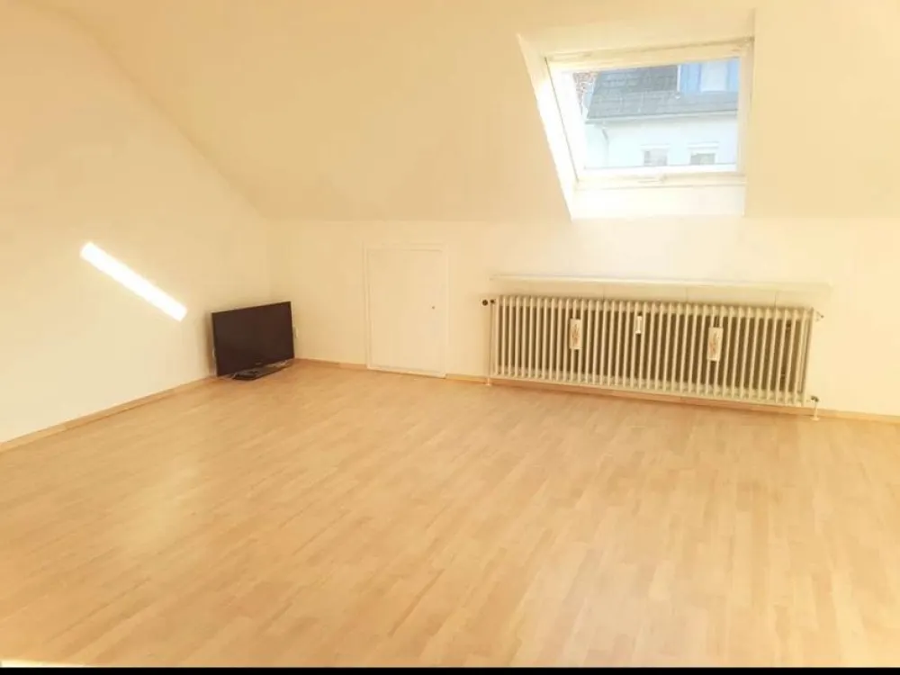 Gemütliche 2-Zimmer-Dachgeschosswohnung mit Balkon in Esslingen