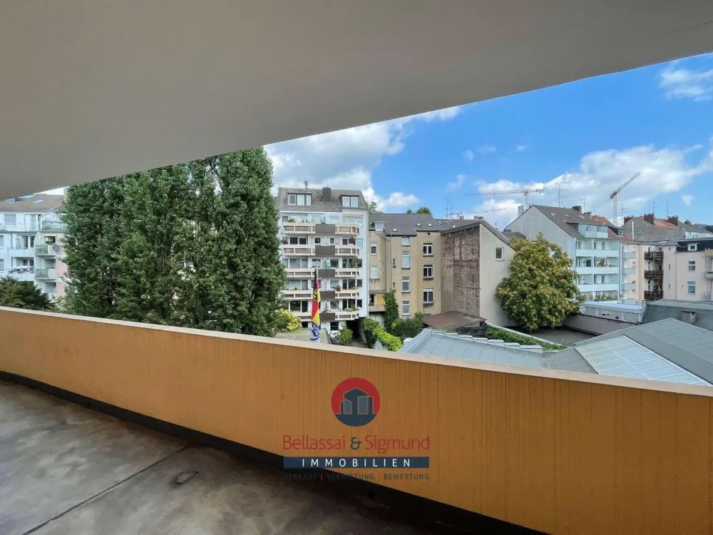 1KM ZUR KÖ! MODERNISIERTE 3-ZIMMERWOHNUNG IN ZENTRALER LAGE +RENOVIERT +NEUER FUßBODEN