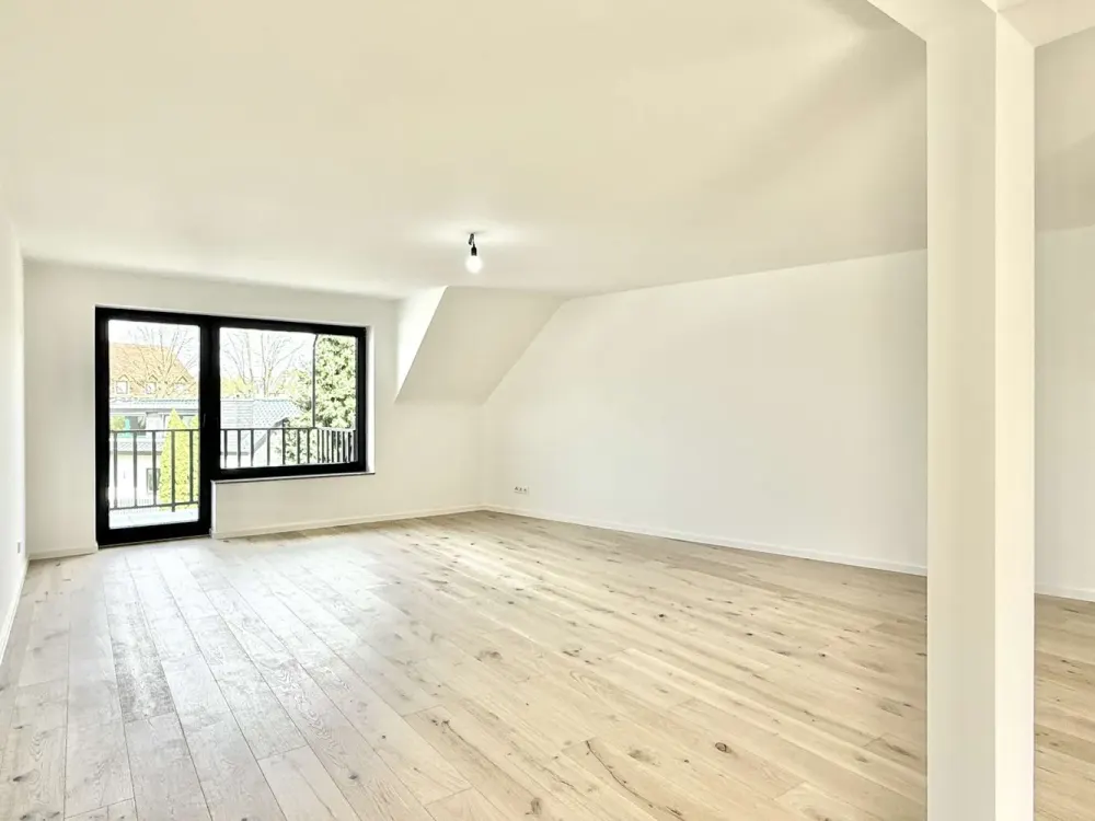 Erstbezug nach Sanierung: Exklusive Maisonette mit Balkon, 2 Bädern & Klimaanlage
