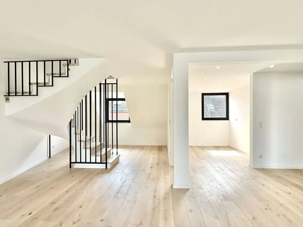 Erstbezug nach Sanierung: Exklusive Maisonette mit Balkon, 2 Bädern & Klimaanlage