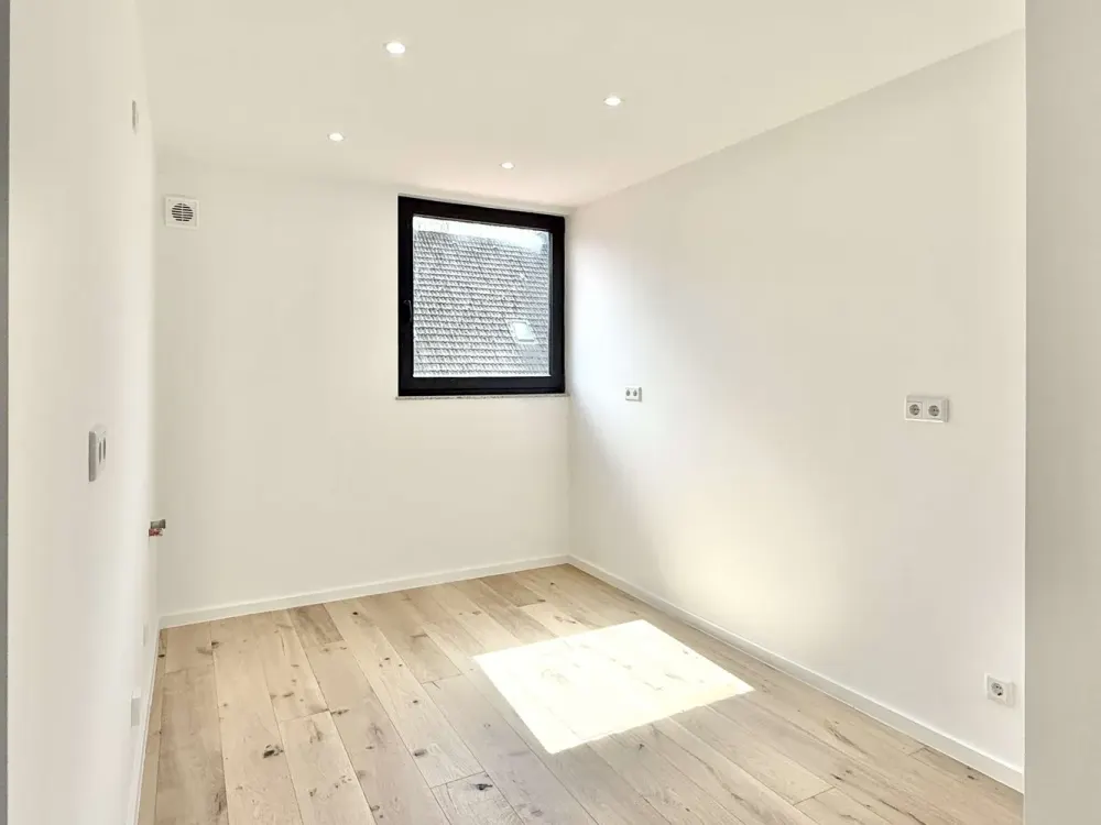 Erstbezug nach Sanierung: Exklusive Maisonette mit Balkon, 2 Bädern & Klimaanlage