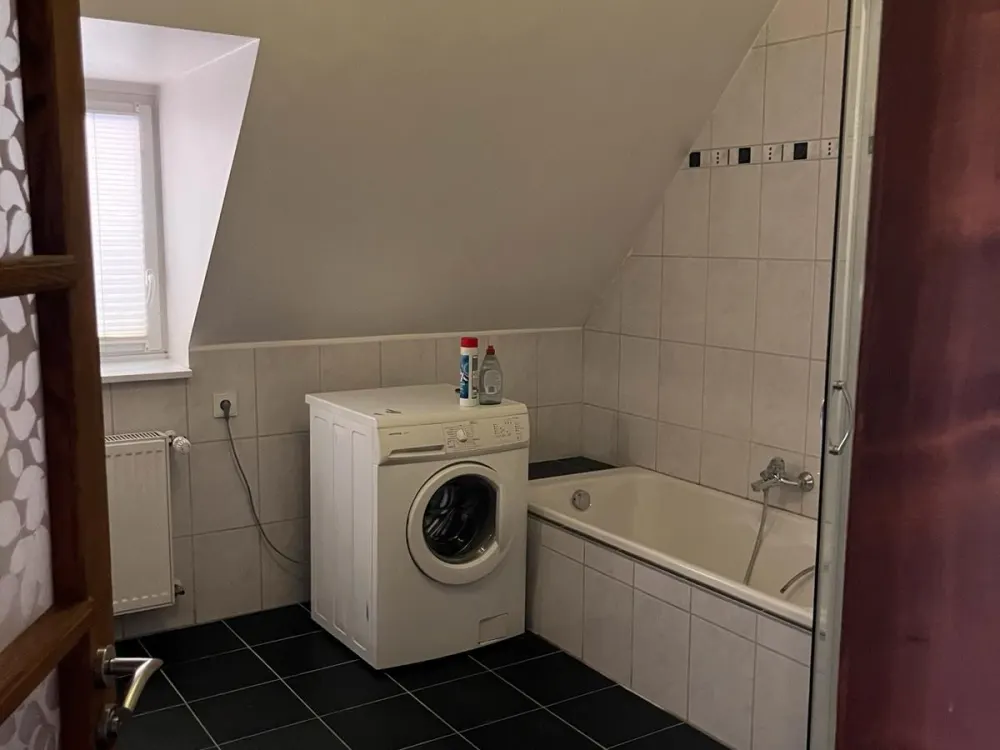 Biete hier eine 2013 sanierte Wohnung am Stadtrand.