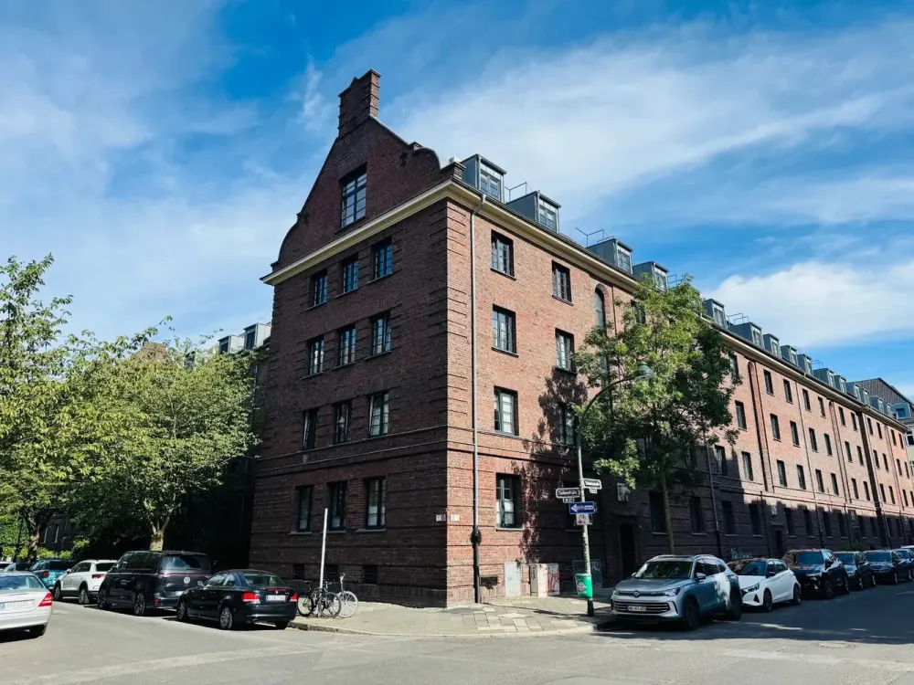 MODERNE TRIFFT ALTBAU-CHARME! _ 4 RÄUME, 2 BÄDER, EINBAUKÜCHE U. DACHTERRASSE IM HERZEN DÜSSELDORFS!