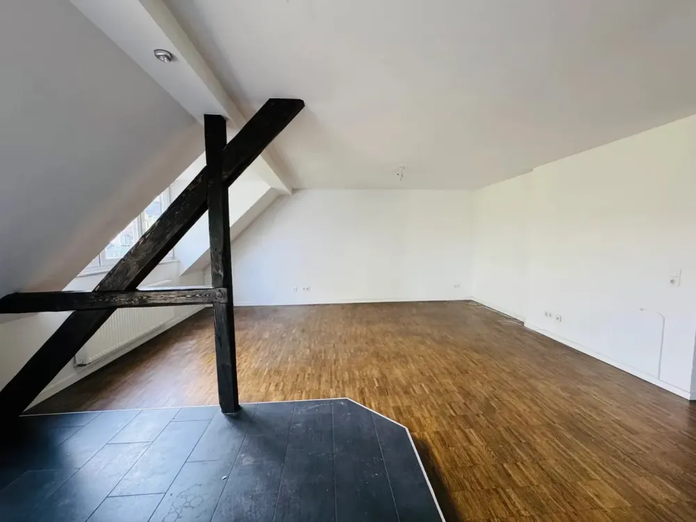MODERNE TRIFFT ALTBAU-CHARME! _ 4 RÄUME, 2 BÄDER, EINBAUKÜCHE U. DACHTERRASSE IM HERZEN DÜSSELDORFS!