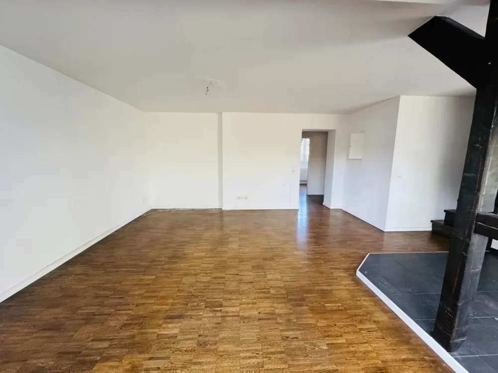 MODERNE TRIFFT ALTBAU-CHARME! _ 4 RÄUME, 2 BÄDER, EINBAUKÜCHE U. DACHTERRASSE IM HERZEN DÜSSELDORFS!