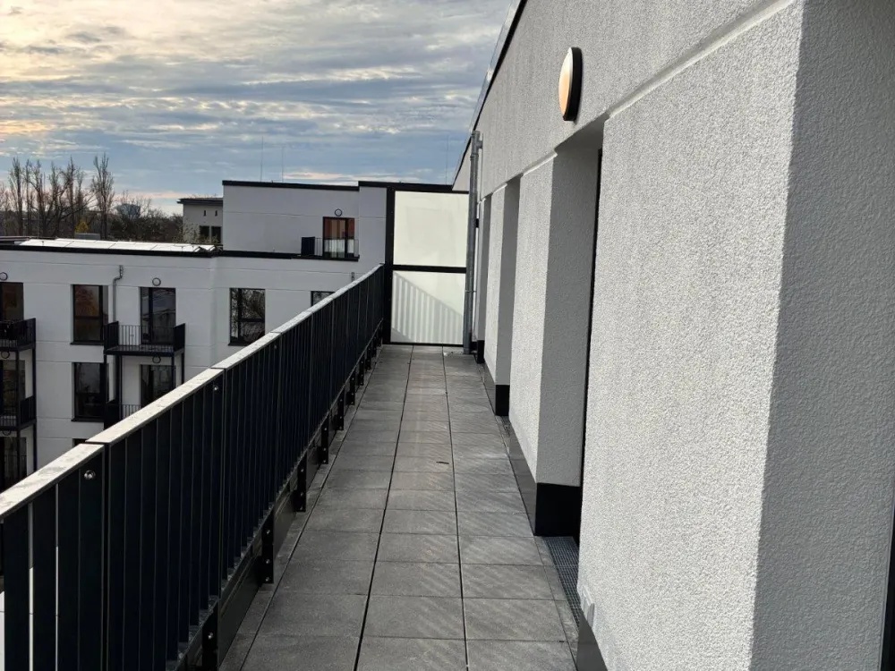 Neubau-Dachgeschoss mit Einbauküche und Terrasse