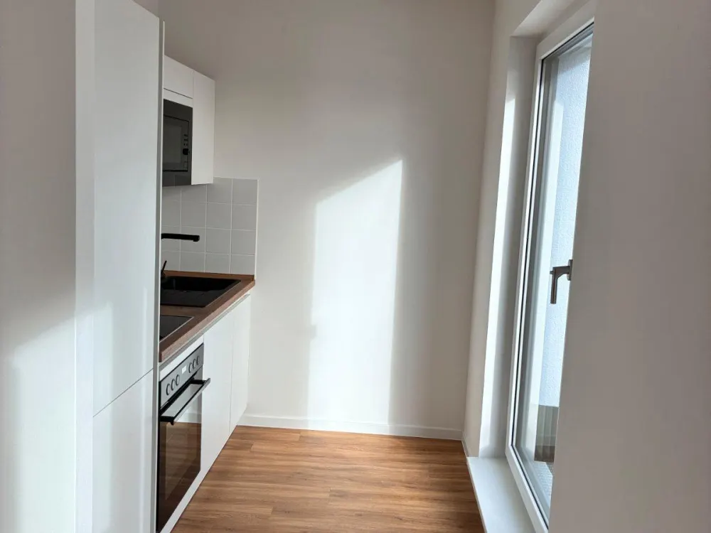 Neubau-Dachgeschoss mit Einbauküche und Terrasse