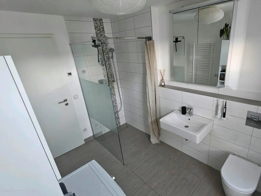 2-Zimmer-Wohnung Balkon/Bad mit Fenster/Fußbodenh./opt.Stellplatz