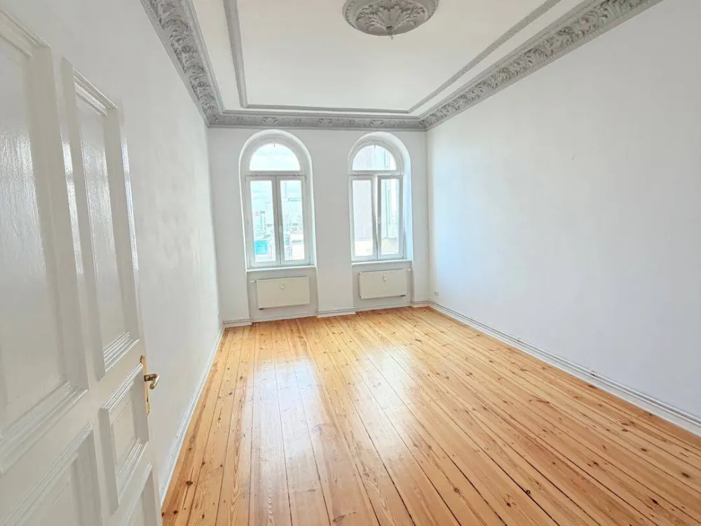 Stylish Classic Old Building with Stucco Ceilings in Desirable Location of Berlin-Mitte