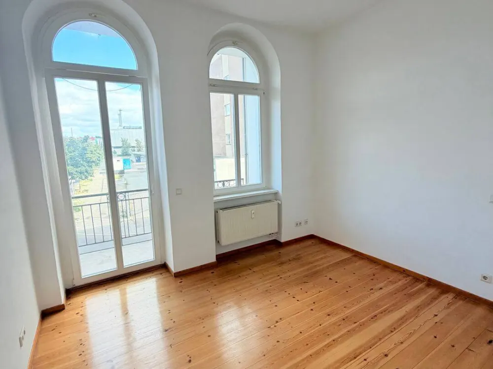 Stylish Classic Old Building with Stucco Ceilings in Desirable Location of Berlin-Mitte