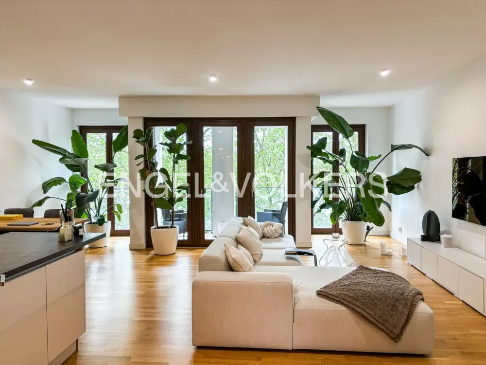 Bright, Modern Three-Room Apartment Directly on the Main River
