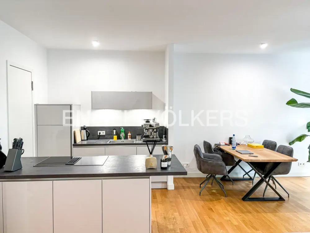Bright, Modern Three-Room Apartment Directly on the Main River