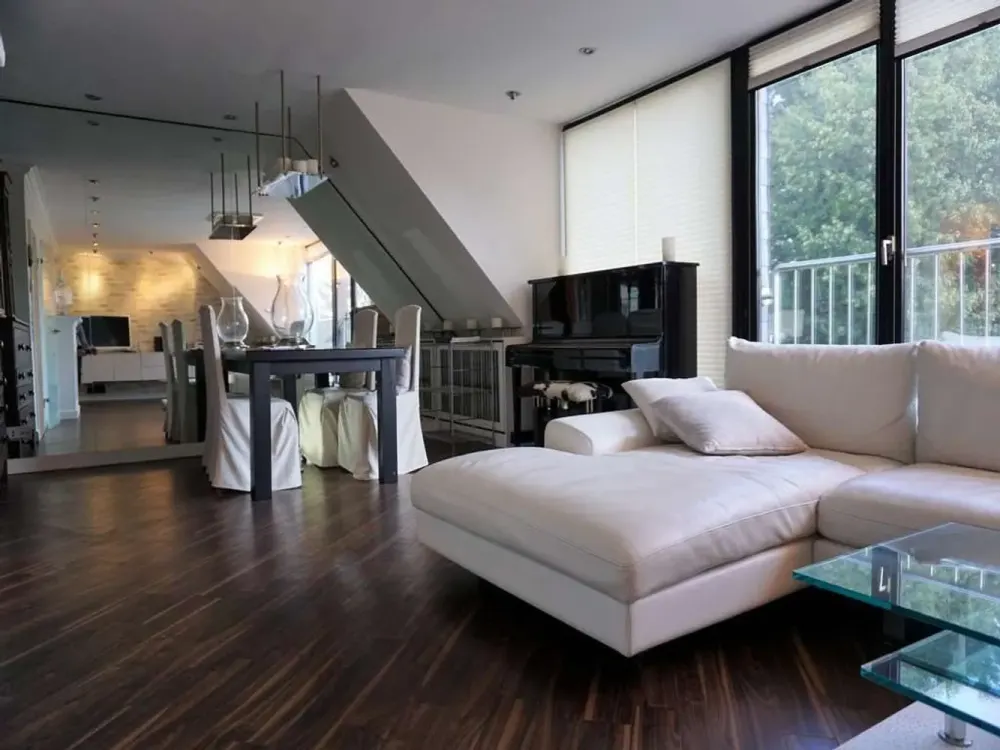 Klimatisierte Maisonette-Wohnung, voll möbliert, mit großer Dachterrasse & Stellplatz
