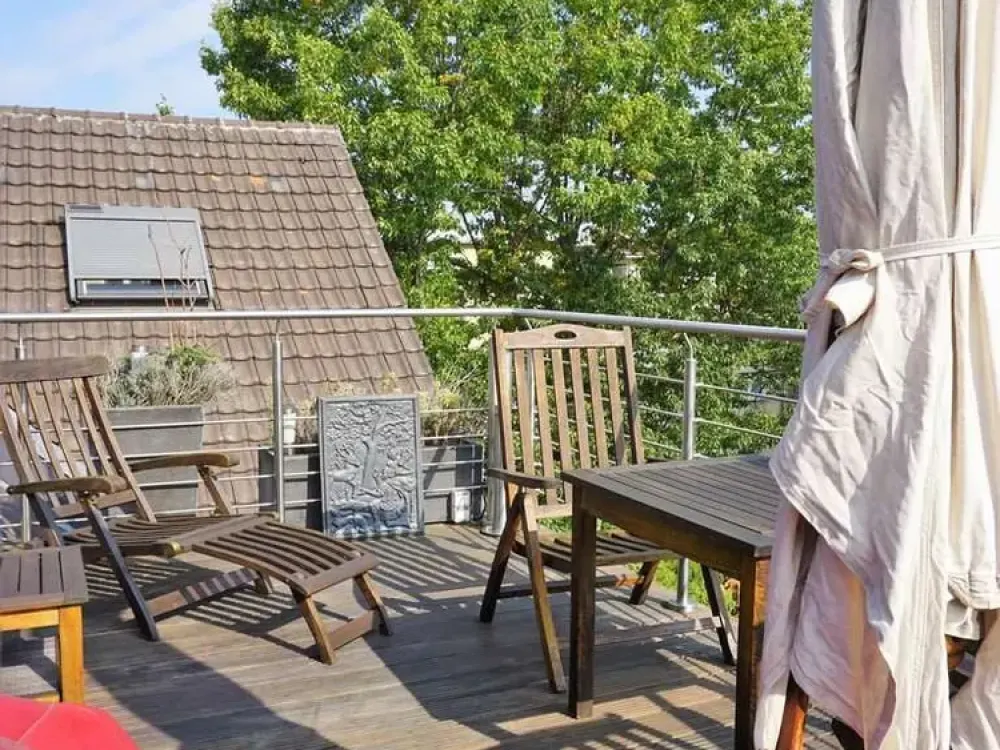 Klimatisierte Maisonette-Wohnung, voll möbliert, mit großer Dachterrasse & Stellplatz