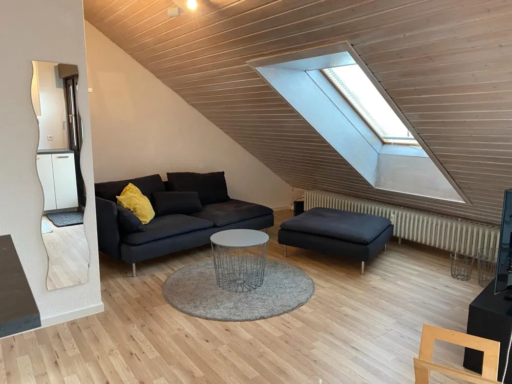 Ab 1. Oktober: Modern möblierte 2-Zimmer-DG-Wohnung in Ditzingen