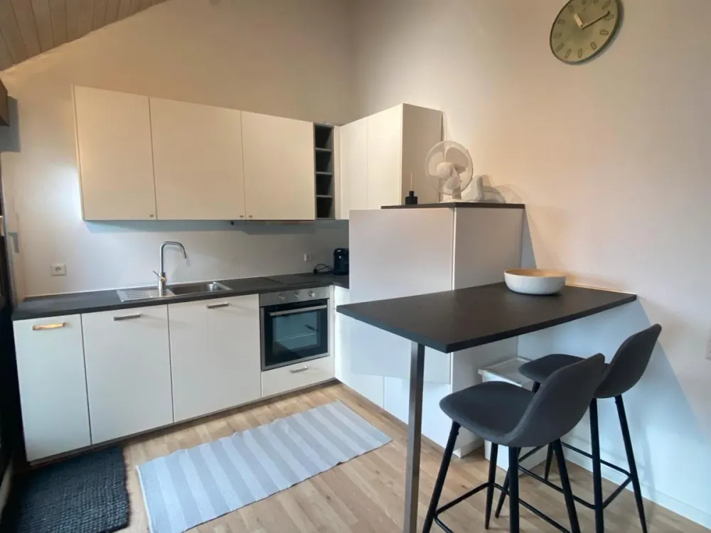 Ab 1. Oktober: Modern möblierte 2-Zimmer-DG-Wohnung in Ditzingen