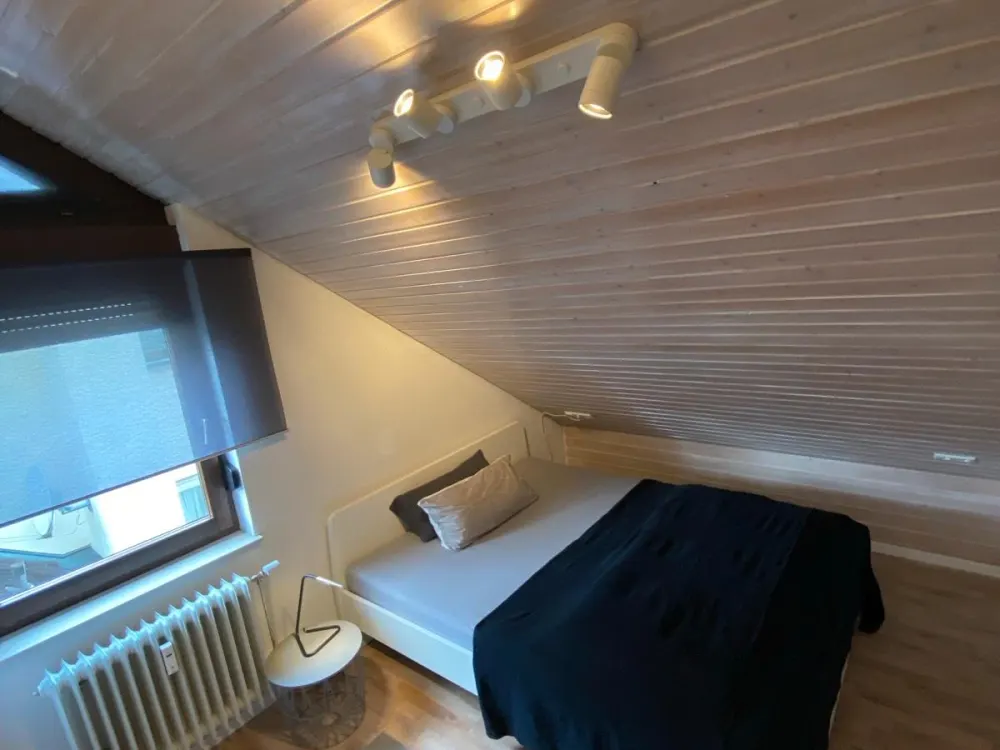 Ab 1. Oktober: Modern möblierte 2-Zimmer-DG-Wohnung in Ditzingen