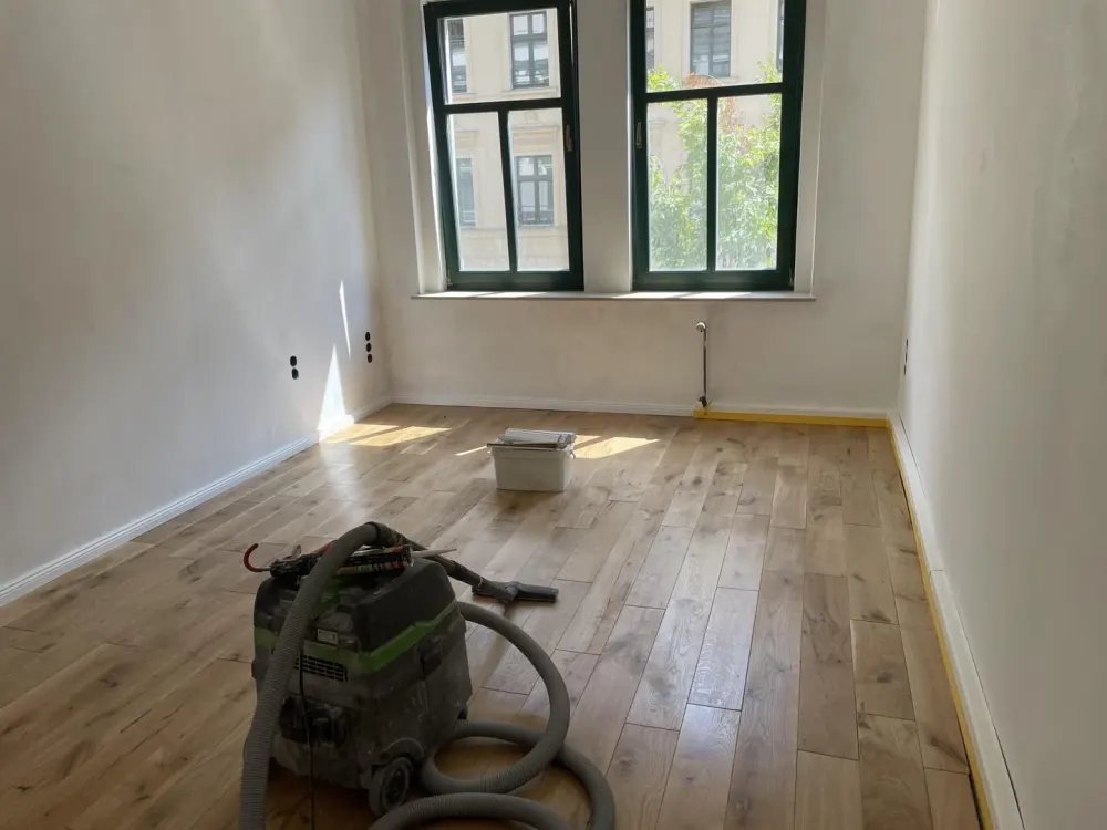 Stilvoll sanierte Altbauwohnung mit Echtholzparkett, hochwertig teil­möbliert