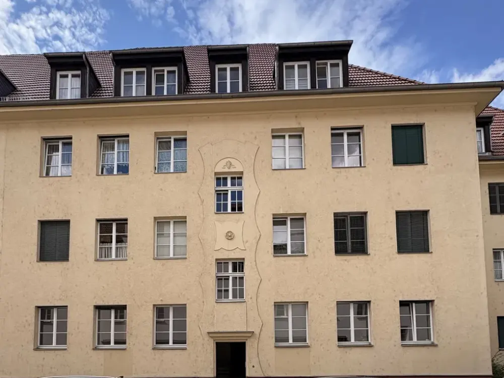 Modernisierte 2-Zimmer-Wohnung mit Loggia und großem Keller in ruhiger Lage