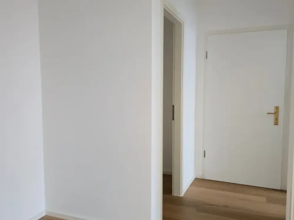 Modernisierte 2-Zimmer-Wohnung mit Loggia und großem Keller in ruhiger Lage