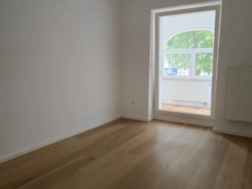 Modernisierte 2-Zimmer-Wohnung mit Loggia und großem Keller in ruhiger Lage