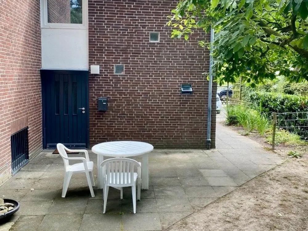 Kleine möblierte Single 1,5-Zimmer-Wohnung mit Garten