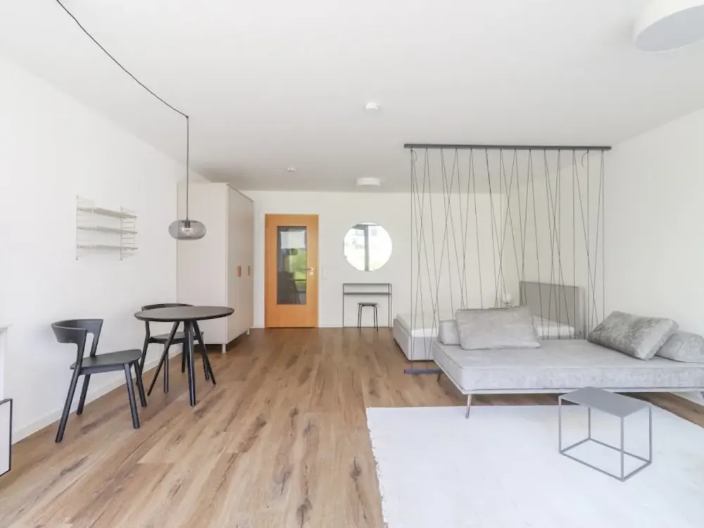 Stilvoll möblierte Souterrain-Wohnung mit sonniger Terrasse - Ihr neues Wohlfühlzuhause!