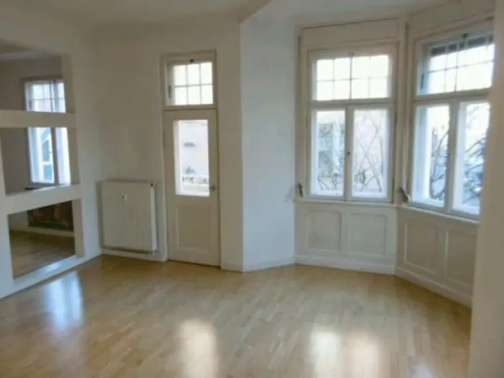 Schöne helle Altbauwohnung mit Erker in top Lage Mitten in der Stadt