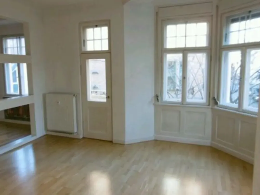 Schöne helle Altbauwohnung mit Erker in top Lage Mitten in der Stadt