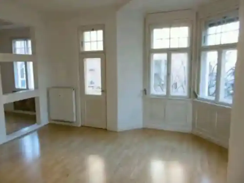 Schöne helle Altbauwohnung mit Erker in top Lage Mitten in der Stadt