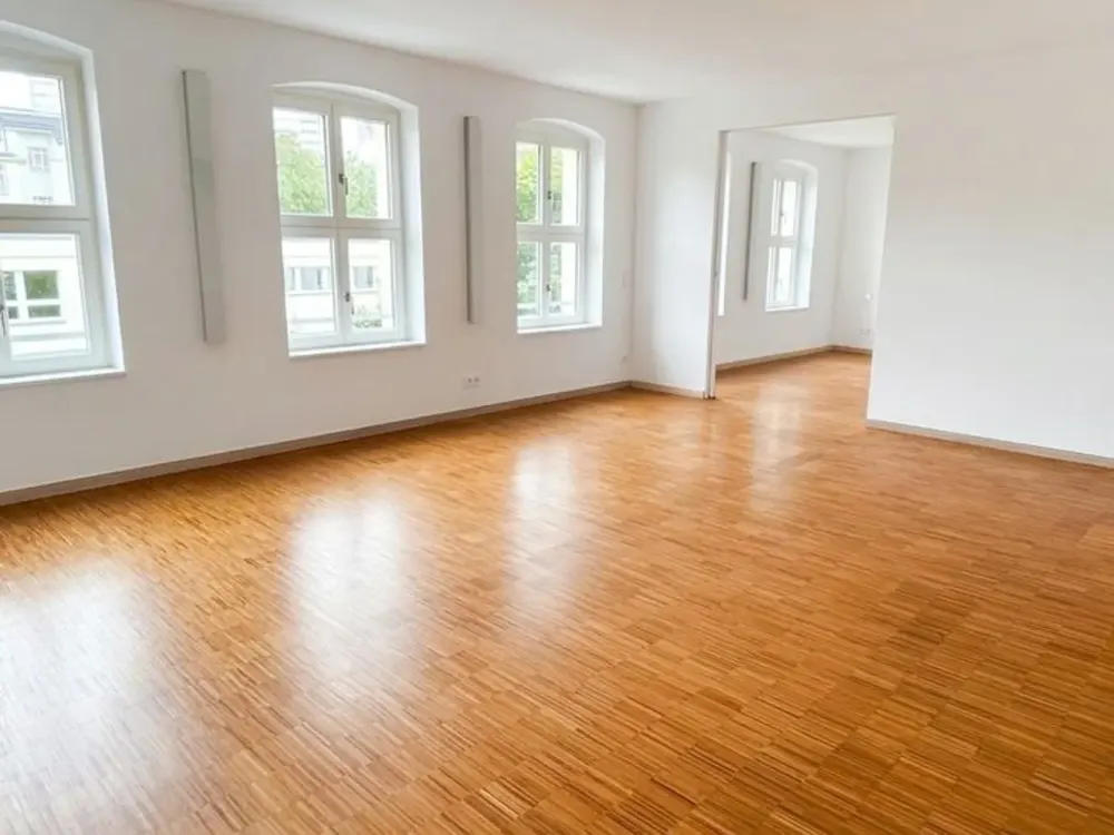 Exklusive 3-Zimmer-Wohnung mit Kamin, zwei Bädern und Balkon in Mitte
