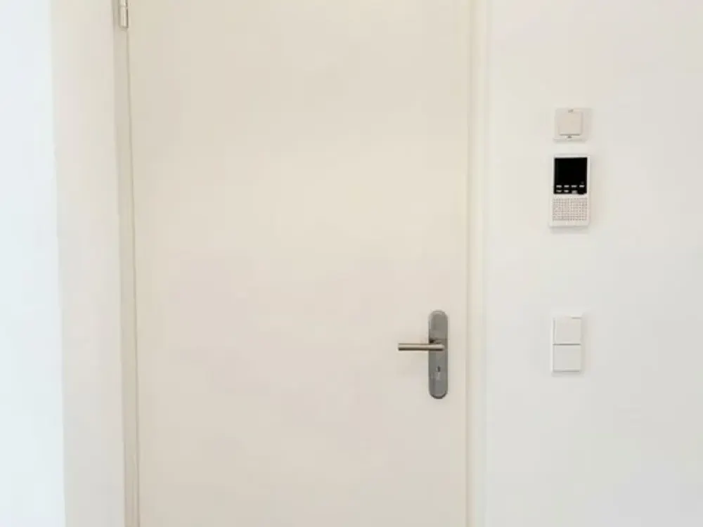 Exklusive 3-Zimmer-Wohnung mit Kamin, zwei Bädern und Balkon in Mitte