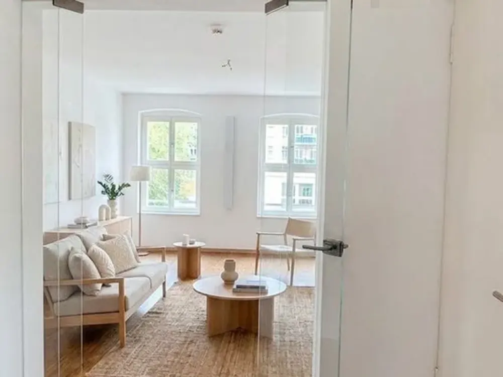 Exklusive 3-Zimmer-Wohnung mit Kamin, zwei Bädern und Balkon in Mitte