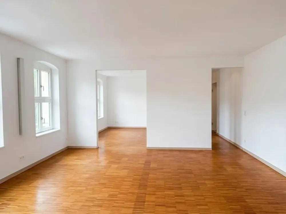 Exklusive 3-Zimmer-Wohnung mit Kamin, zwei Bädern und Balkon in Mitte