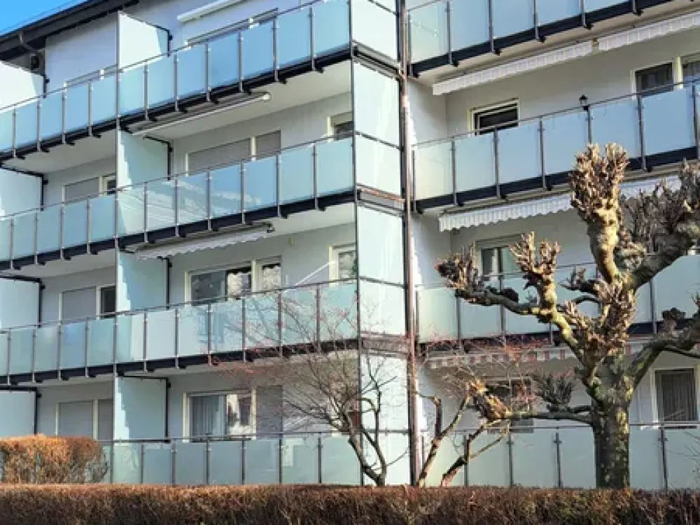 Fully furnished, bright 3-room flat | Voll ausgestattete 3-Z-Wohnung mit Balkon - 2. OG