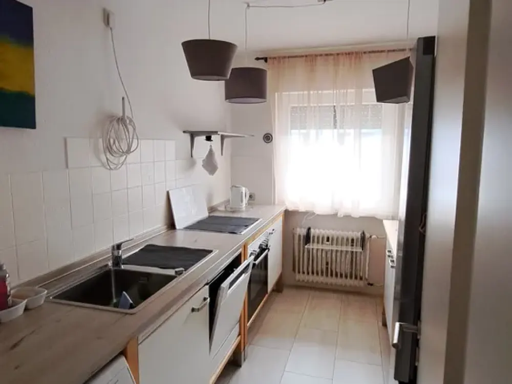 Fully furnished, bright 3-room flat | Voll ausgestattete 3-Z-Wohnung mit Balkon - 2. OG