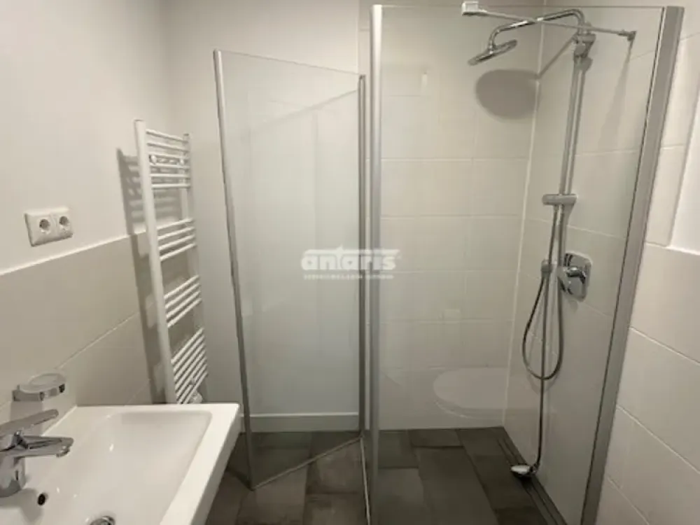 antaris Immobilien GmbH ** 2-Raum-Wohnung mit Komfort & Einbauküche **