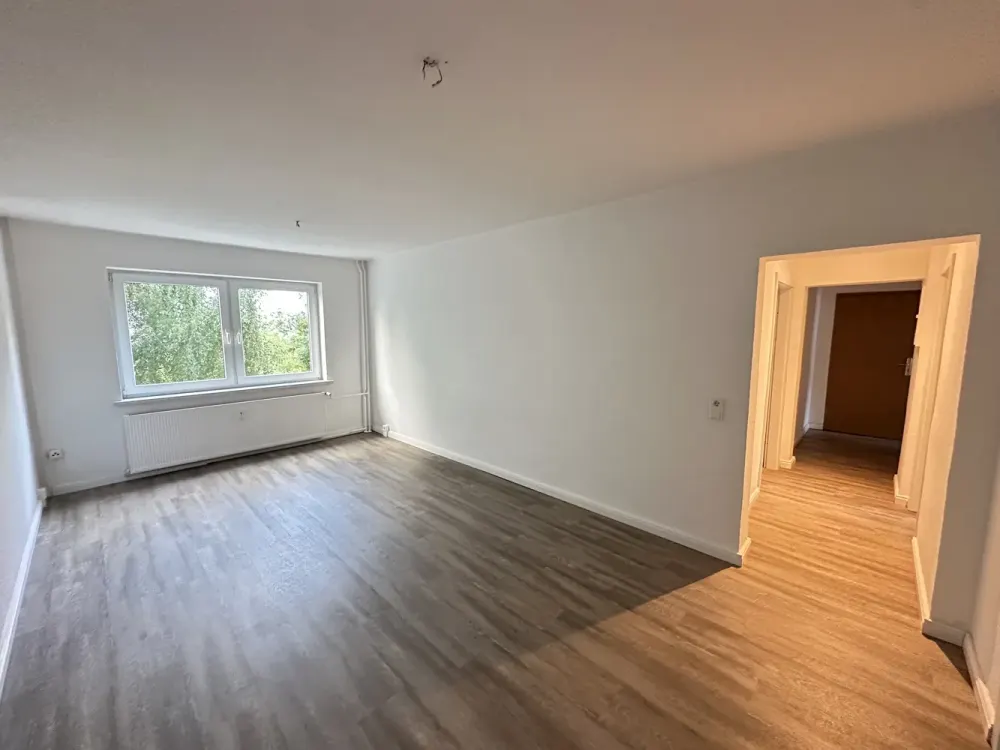 Renovated 3-Room Apartment with Modern Built-in Kitchen