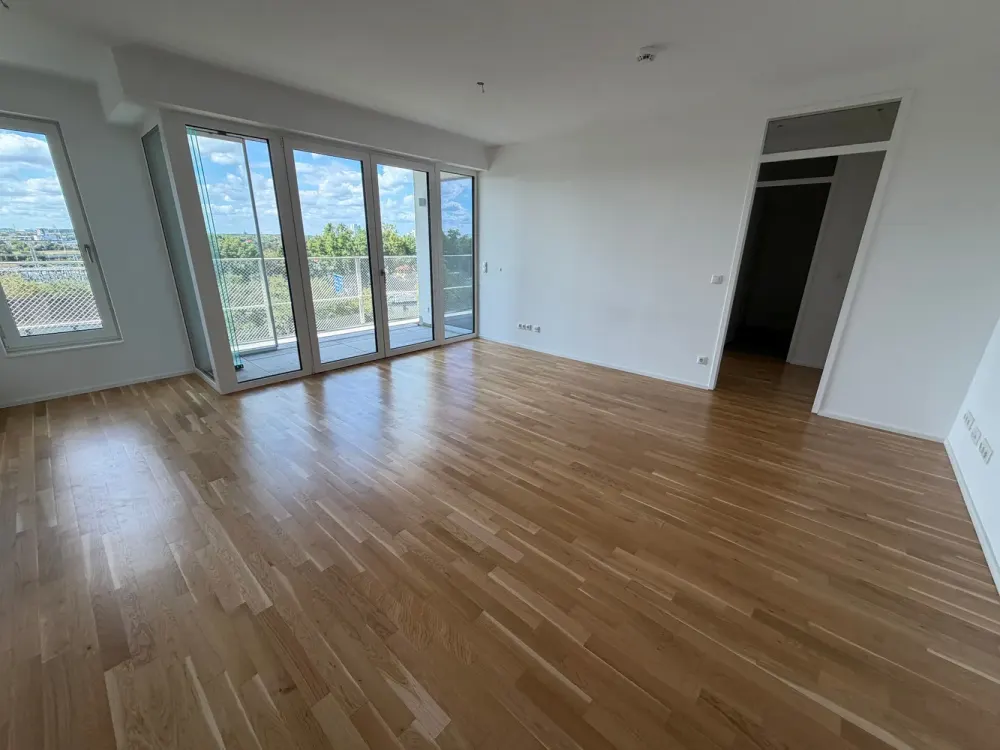 Balkonwohnung mit großer Fensterfront