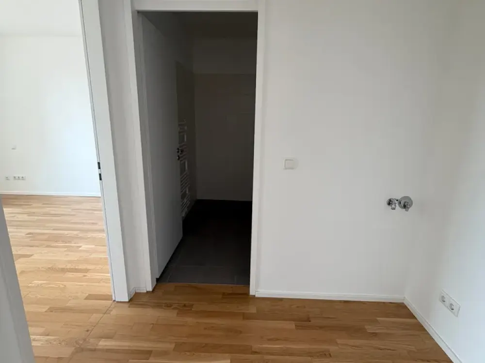 Balkonwohnung mit großer Fensterfront