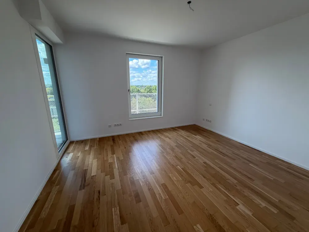 Balkonwohnung mit großer Fensterfront