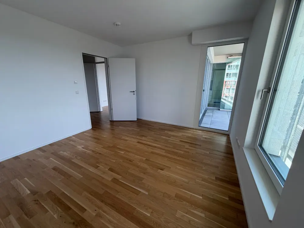 Balkonwohnung mit großer Fensterfront